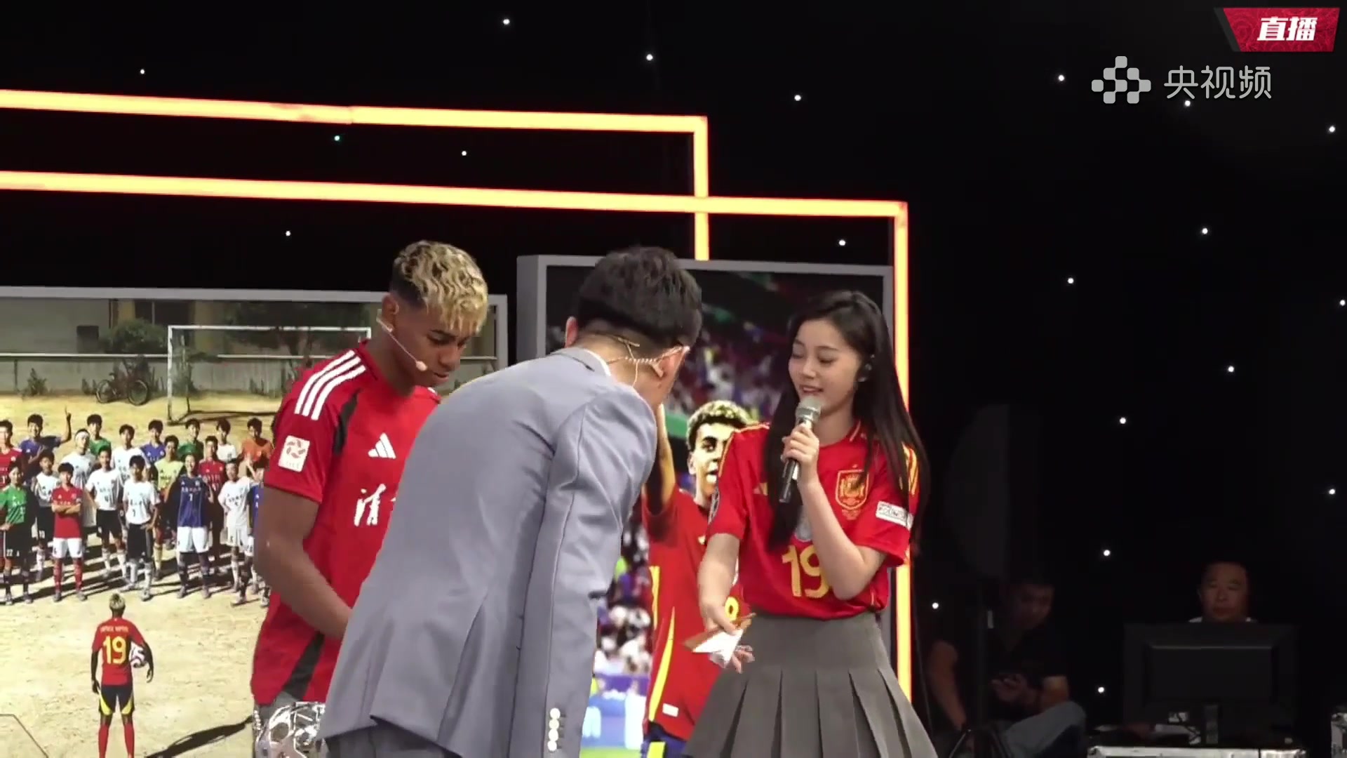 育儿节目…央视有点尬，现场女球迷带着亚马尔一起念：小孩哥🤣