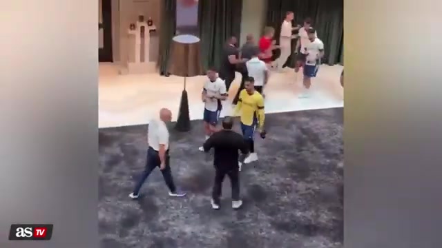 阿斯TV晒视频:一名球迷跑到C罗身边紧贴球员准备自拍,被C罗推开