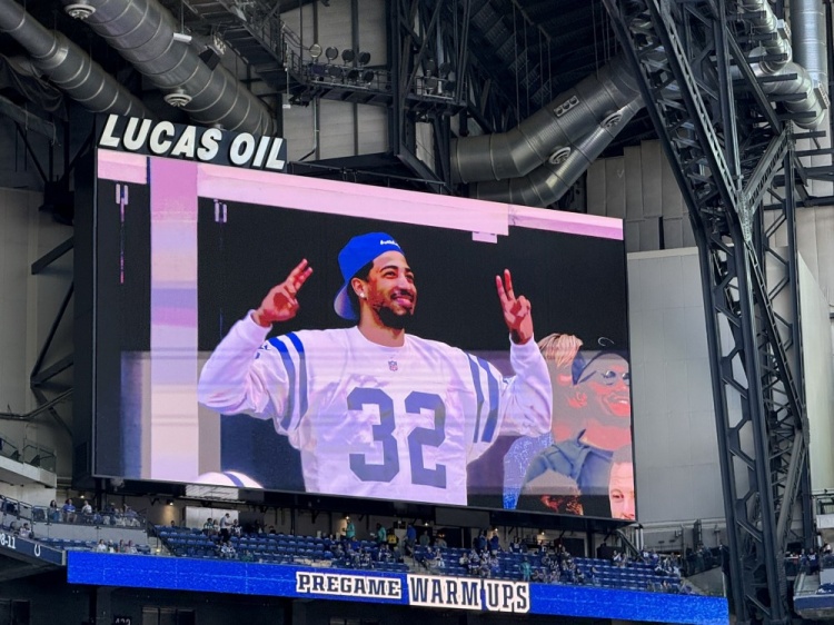 印城主人翁!哈利现身同城NFL球队小马队主场观看揭幕战